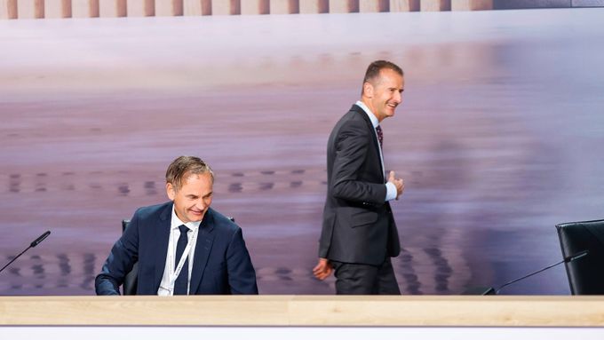 Nový šéf koncernu VW Oliver Blume (vlevo) nahradil Herberta Diesse.