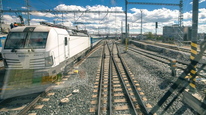 Prudké brždění na koridoru. Zloději při krádeži kabelů ohrozili projíždějící vlak