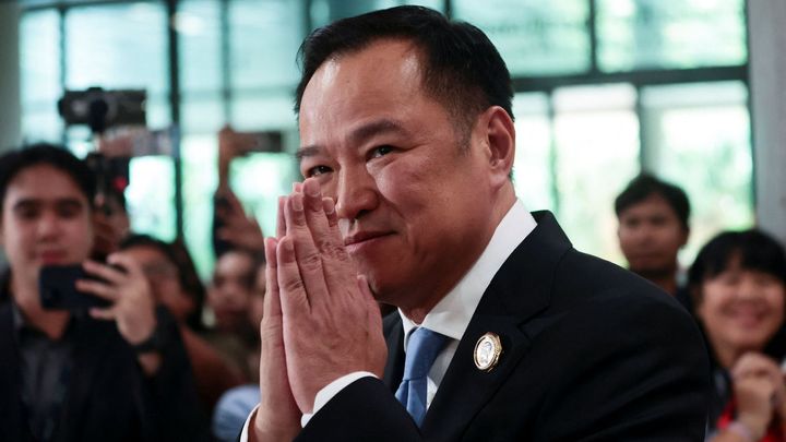 Thajsko má nového předsedu vlády. Odvolanou premiérku nahradil opoziční politik; Zdroj foto: Reuters