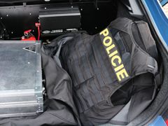 V kufru si policisté vozí například i neprůstřelné vesty