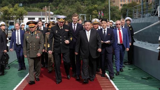 Vůdce KLDR Kim Čong-un při svém pátém dni návštěvy Ruska absolvoval prohlídku vojenského vybavení na základnách ve Vladivostoku.