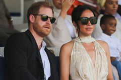 Nadace prince Harryho a Meghan Markleové je v průšvihu, dluží peníze