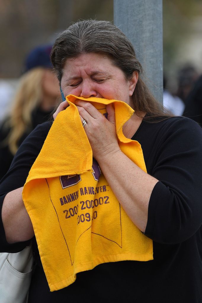 Jan 26, 2020; Calabasas, California, USA;  Amanda Gordon cries at the scene of the hillside where the helicopter carrying Kobe Bryant crashed in Calabasas, CA this mornin