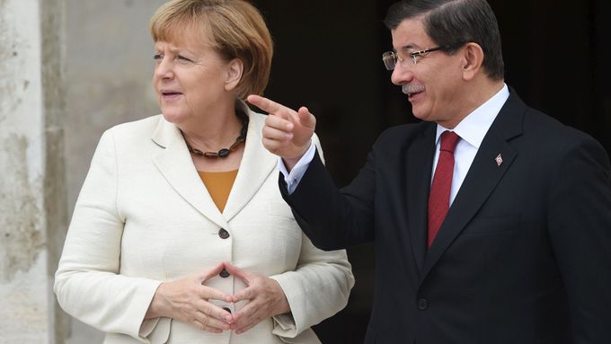 Ahmet Davutoglu s Angelou Merkelovou.