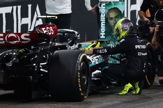 Lewis Hamilton se loučí s vozem Mercedes po VC Abú Zabí F1 2024