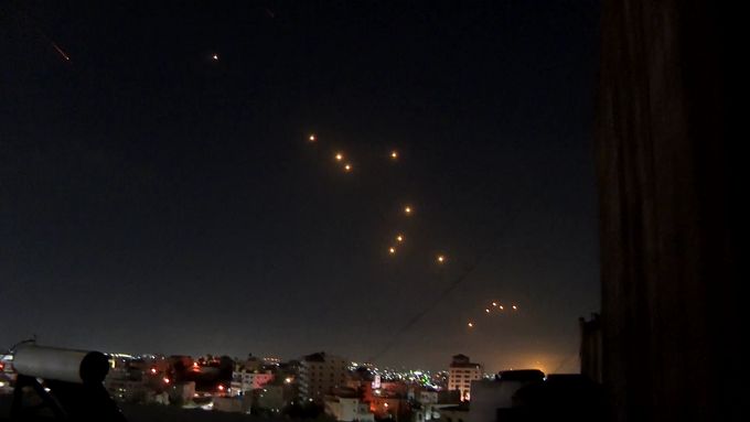 Videa ukazují útok Íránu na města Tel Aviv a Hebron v Izraeli