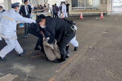 Japonský premiér Kišida zřejmě unikl atentátu. Útočník hodil předmět, který vybuchl