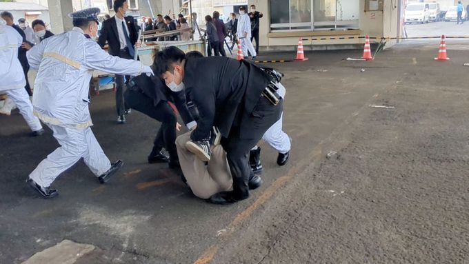 Japonští policisté zasahují proti muži, který zřejmě zaútočil na premiéra Kišidu.
