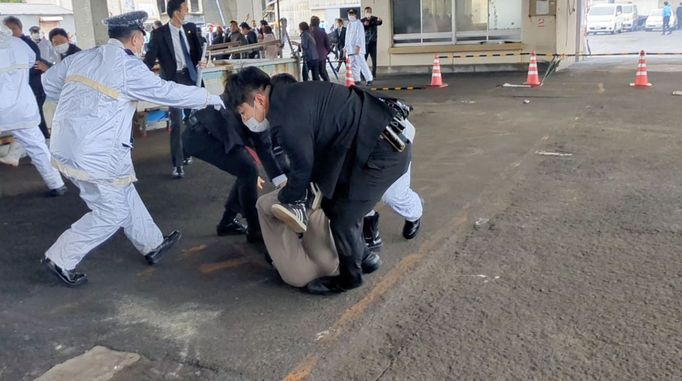 Japonští policisté zasahují proti muži, který zřejmě zaútočil na premiéra Kišidu.