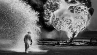 Boj s požárem ropného vrtu v kuvajtských ropných polích, Kuvajt, 1991. Ukázka z retrospektivní výstavy Sebastiãa Salgada v londýnském paláci Somerset House.