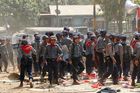 Barmští studenti se střetli s policií, 127 jich bylo zatčeno