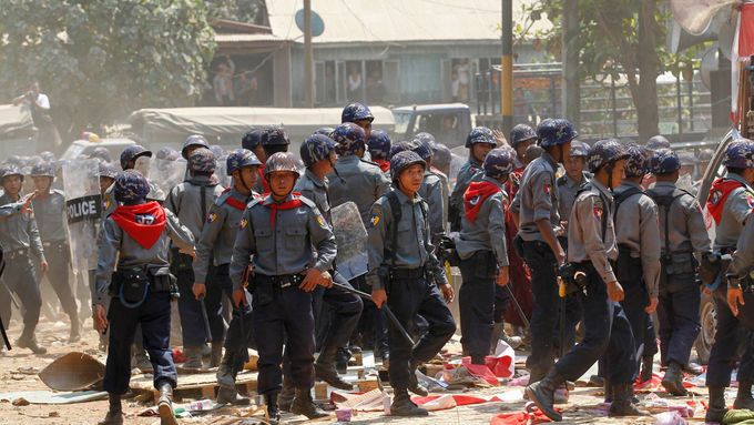 Zásah policie proti barmským demonstrantům.