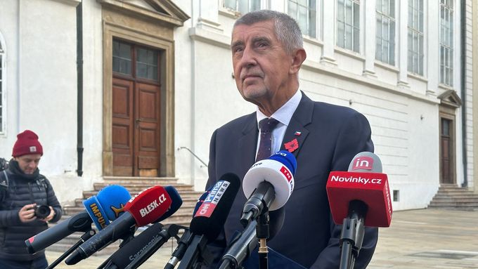 Aktuálně.cz zachytilo chvíle, kdy rozmrzelý i promrzlý Andrej Babiš odchází od prezidenta, mluví s novináři a odjíždí z Hradu. Za potlesku příznivců.