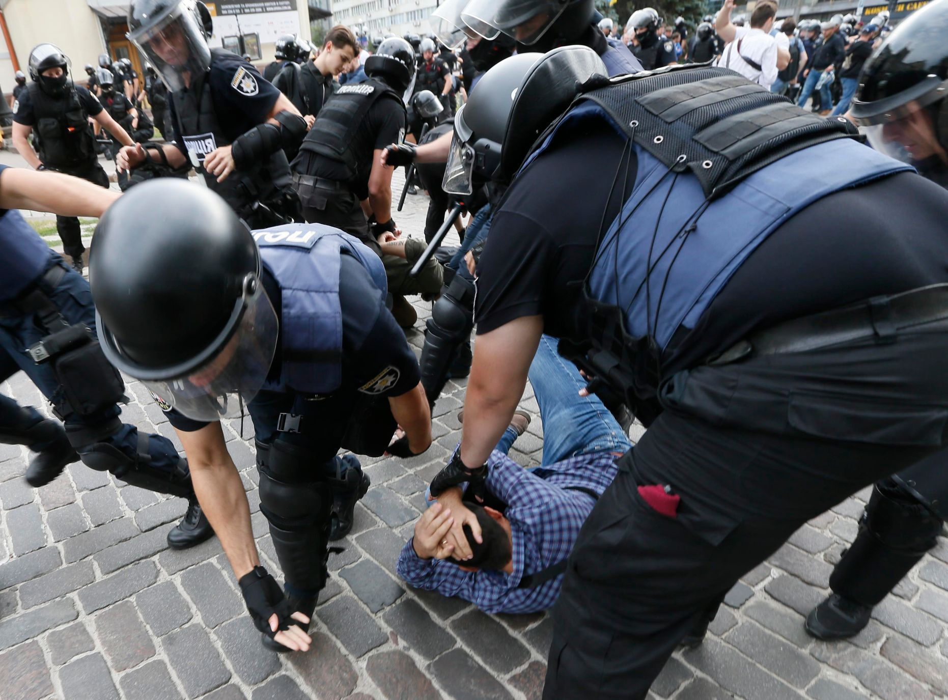 Zásah policistů při pochodu aktivistů LGBT v Kyjevě