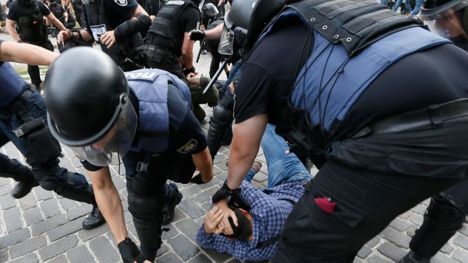Zásah policistů při pochodu aktivistů LGBT v Kyjevě.