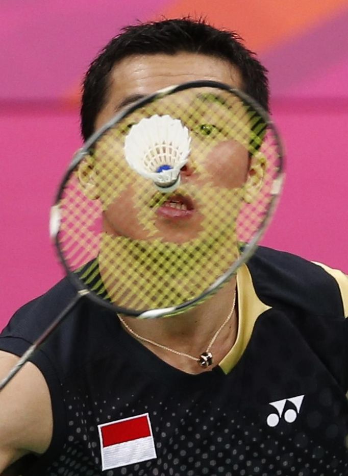 Indonéský hráč badmintonu při zápase proti Lin Tanovi z Číny.