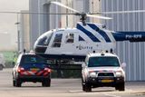 Z hangáru poté vyjela helikoptéra, která pravděpopdobně dopravila Karadžiče do Scheveningenu na předměstí Haagu, kde je věznice soudu OSN.