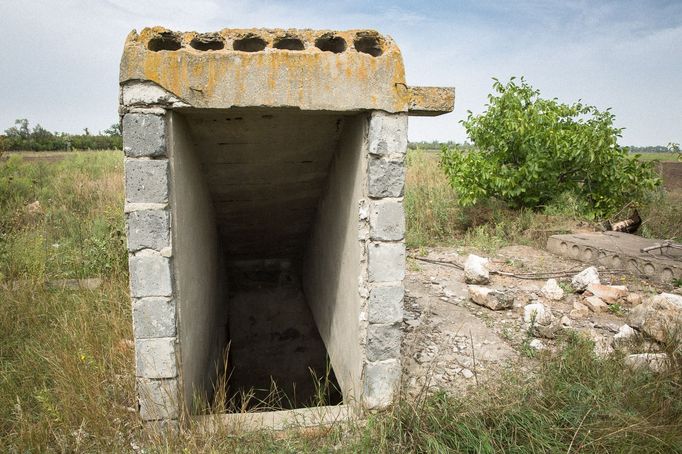 Díra, ve které Taťána objevila znetvořené tělo svého muže po úprku ruských vojáků.