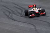 Lewis Hamilton z McLarenu odstartuje z druhé řady.