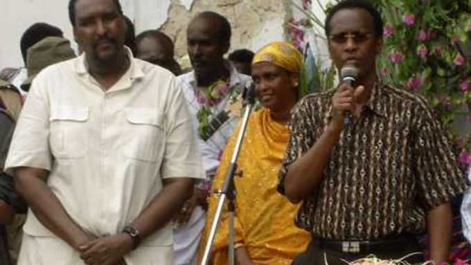 Somálský premiér Ali Mohamed Gedi (vpravo) promlouvá na inauguraci nového starosty Mogadiša Mohameda Dheereho (vlevo)