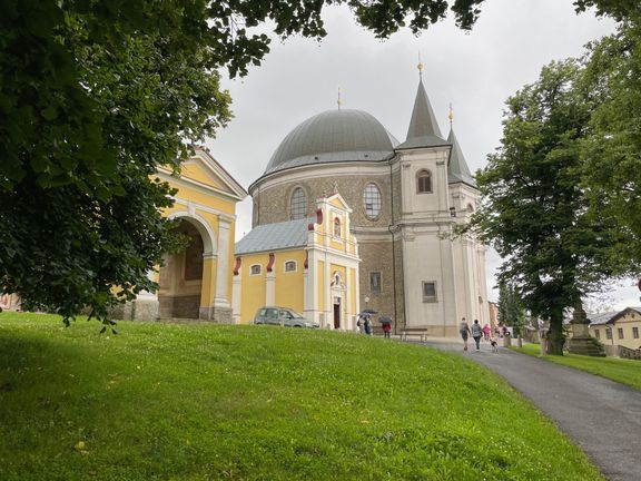 Většinu pozemků na vrcholu poutního místě vlastní Matice svatohostýnská. Ta vznikla v roce 1895, aby zabránila nevhodným zásahům nebo stavbám.