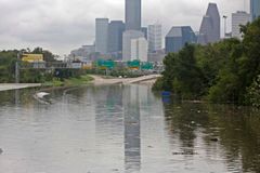 Houston má zákaz vycházení. Úřady se bojí rabování