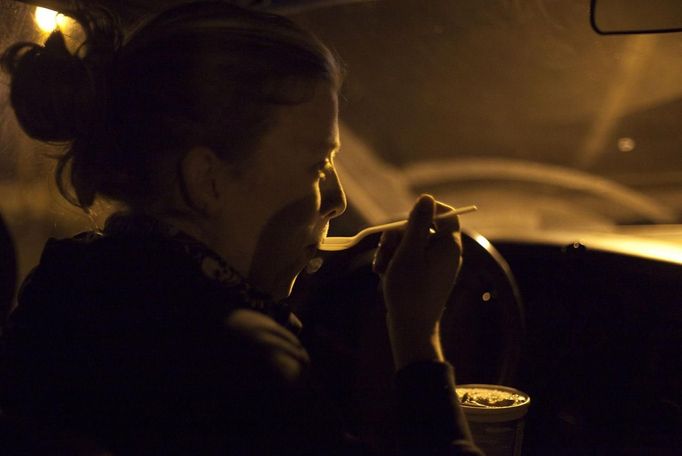 Anna-Rae Douglass, 23, a practising 'freegan', eats food that she recently found in a dumpster behind an organic grocery store in Coquitlam, British Columbia, April 5, 2012. A 'freegan' is someone who gathers edible food from the garbage bins of grocery stores or food stands that would otherwise have been thrown away. Freegans aim to spend little or no money purchasing food and other goods, not through financial need but to try to address issues of over-consumption and excess. Picture taken April 5, 2012. REUTERS/Ben Nelms (CANADA - Tags: SOCIETY) ATTENTION EDITORS PICTURE 21 OF 21 FOR PACKAGE 'DUMPSTER DIVING FOR FOOD' Published: Kvě. 15, 2012, 12:01 odp.