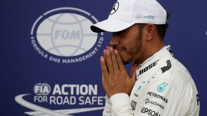 Lewis Hamilton má k titulu blízko, ale sám ví, že se ještě může stát cokoliv.
