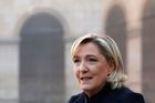 Le Penová v průzkumu před eurovolbami poprvé předběhla prezidenta Macrona