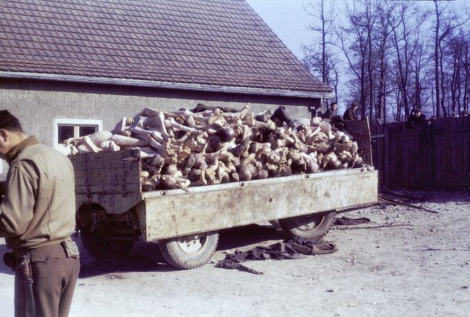 Fotografie z období osvobození koncentračního tábora Buchenvald. Duben 1945.