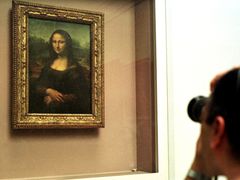 Mona Lisa v pařížském Louvru. 