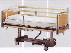 Oceněná polohovatelná nemocniční postel.