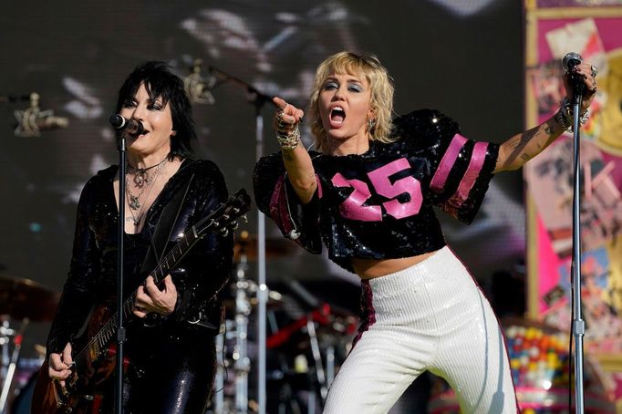 Miley Cyrus (vpravo) se zpěvačkou Joan Jett na americké Floridě, 2021.