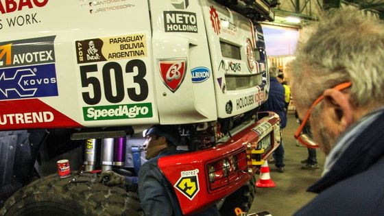 Součástí dlouhé přejímací procedury byla také důkladná kontrola všech závodních strojů od motorek po kamiony.