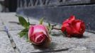 Flowers lie at the site of the first explosion on Boylston Street after the street reopened to the public for the first time since the Boston Marathon bombings in Boston, Massachusetts April 24, 2013. U.S. officials say ethnic Chechen brothers, Tamerlan and Dzhokhar Tsarnaev, planted and detonated two pressure-cooker bombs near the finish line of the Boston Marathon on April 15, killing three people and injuring 264. Ten people lost limbs in the bombing. REUTERS/Jessica Rinaldi (UNITED STATES - Tags: CRIME LAW CIVIL UNREST) Published: Dub. 24, 2013, 5:51 odp.