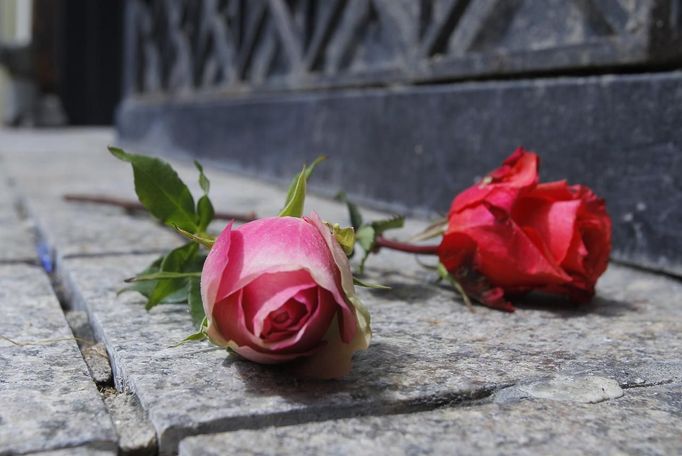 Flowers lie at the site of the first explosion on Boylston Street after the street reopened to the public for the first time since the Boston Marathon bombings in Boston, Massachusetts April 24, 2013. U.S. officials say ethnic Chechen brothers, Tamerlan and Dzhokhar Tsarnaev, planted and detonated two pressure-cooker bombs near the finish line of the Boston Marathon on April 15, killing three people and injuring 264. Ten people lost limbs in the bombing. REUTERS/Jessica Rinaldi (UNITED STATES - Tags: CRIME LAW CIVIL UNREST) Published: Dub. 24, 2013, 5:51 odp.