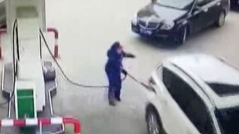 VIDEO: Řidič nováček zapomněl pistoli v nádrži a odjel, zranil přitom obsluhu pumpy