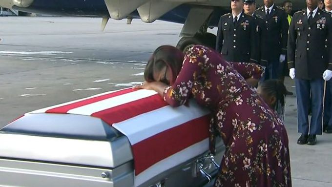 Vdově, kterou rozplakal Trump, armáda neotevřela rakev s ostatky manžela