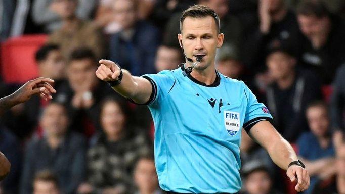 Soccer Football - Europa League - Group D - PSV Eindhoven v Sporting CP - Philips Stadium, Eindhoven, Netherlands - September 19, 2019  Referee Ivan Kruzliak awards Sport