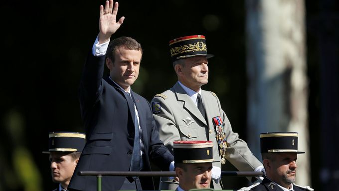 Francouzský prezident s náčelníkem generálního štábu během oslav pádu Bastily.