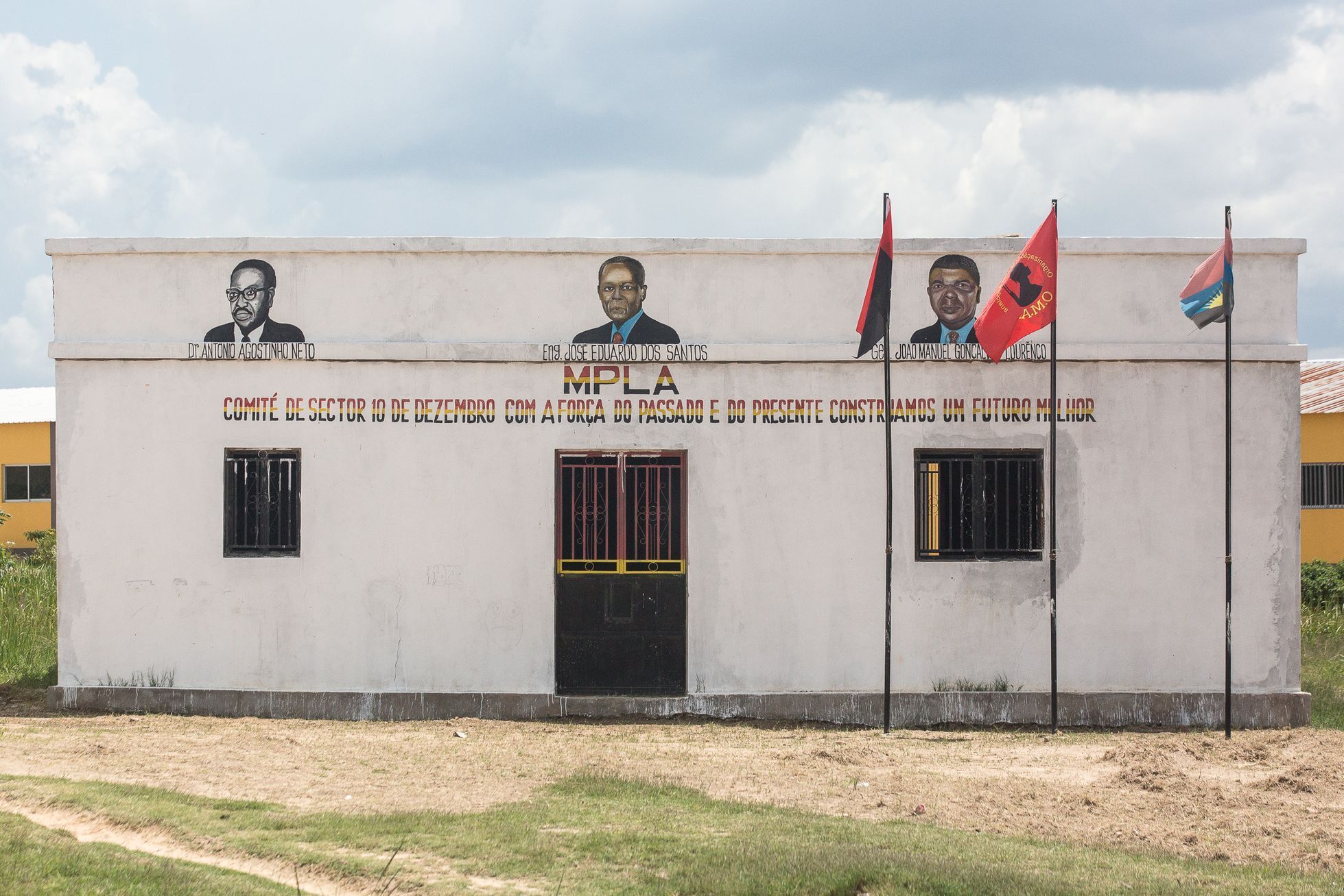 Angola - pozůstatky občanské války - tanky, rozstřílené domy, trosky