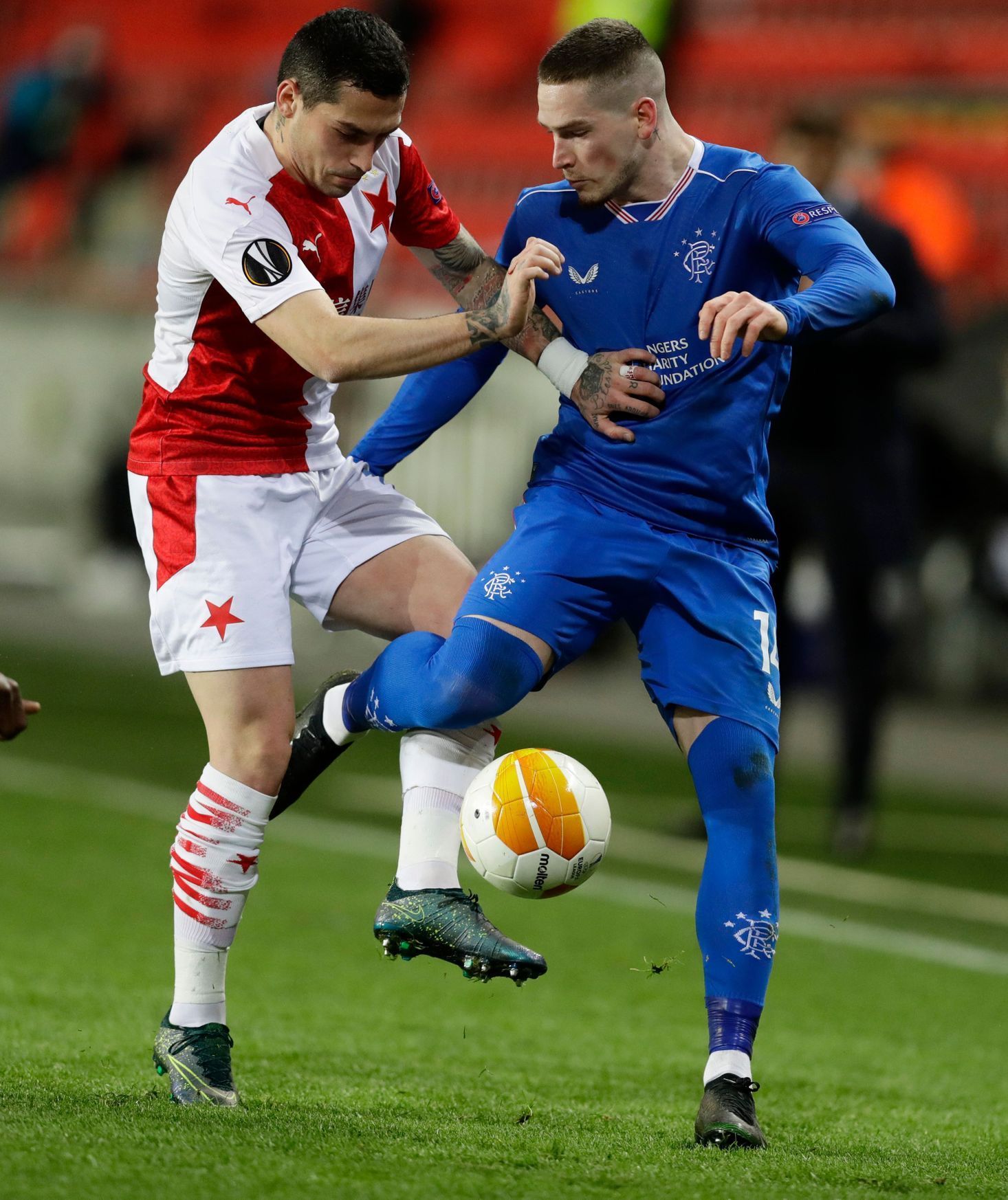 Nicolae Stanciu a Ryan Kent v prvním zápase osmifinále EL Slavia - Glasgow Rangers