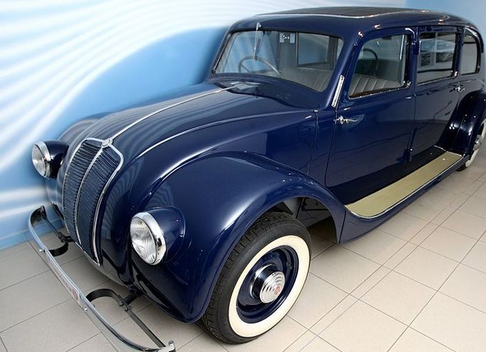 Tatra v roce 1935 postavila 2 prototypy velkého osobního vozu T 90.