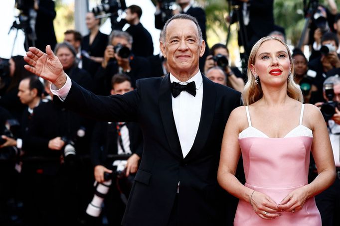 Na snímku z premiéry Asteroid City jsou herci Tom Hanks a Scarlett Johansson.