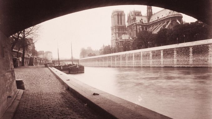 Dávná Paříž na fotkách: Pohled do ulic i do bytů v době, kdy stavěli Sacré Coeur