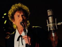 Bob Dylan si koncertování zjevně stále užívá.