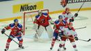 Hokejisté Lva Praha (zleva) Jaroslav Svoboda, Tomáš Pöpperle a Marcel Hossa brání Igora Grigorenka a Ilju Zubova v utkání KHL proti CSKA Moskva.