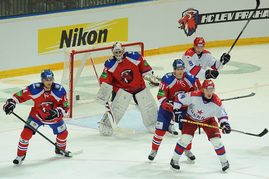 Hokejisté Lva Praha (zleva) Jaroslav Svoboda, Tomáš Pöpperle a Marcel Hossa brání Igora Grigorenka a Ilju Zubova v utkání KHL proti CSKA Moskva.