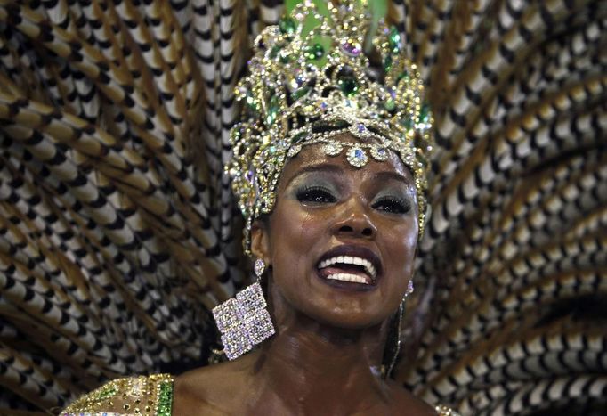 Drum queen Cris Vianna from Imperatriz Leopoldinense samba school participates during the annual Carnival parade in Rio de Janeiro's Sambadrome, February 12, 2013. REUTERS/Pilar Olivares (BRAZIL - Tags: SOCIETY) Published: Úno. 12, 2013, 5:55 dop.