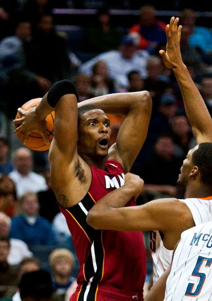 Chris Bosh zastrašuje pohledem protihráče